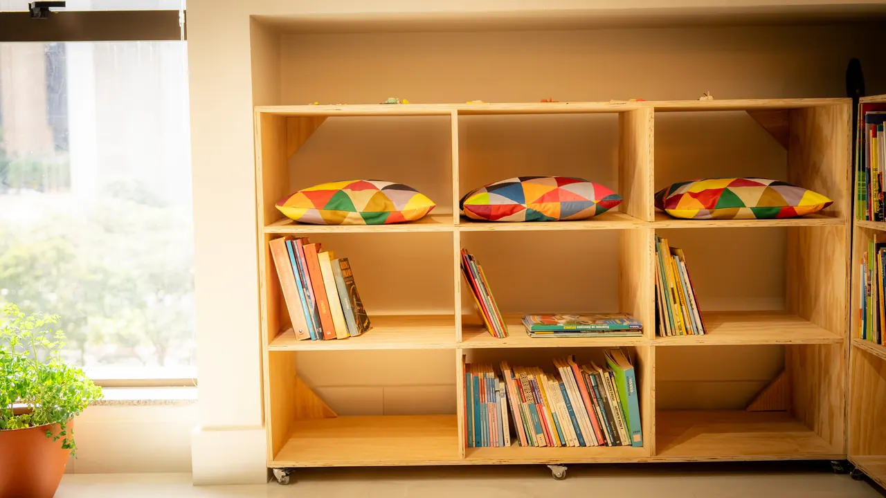 Almofadas coloridas e livros ao alcance das mãos