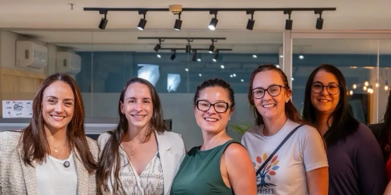 Mães e educadoras reunidas no espaço da Índigo depois de uma roda de conversa Entre Nós