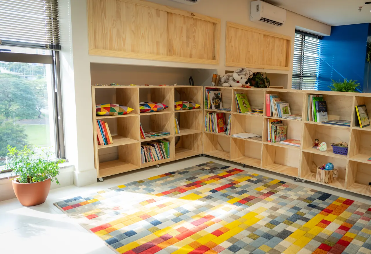 Estantes de livros e brinquedos