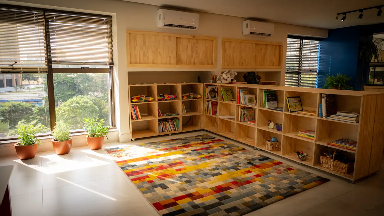 Biblioteca com tapete colorido e luz da manhã